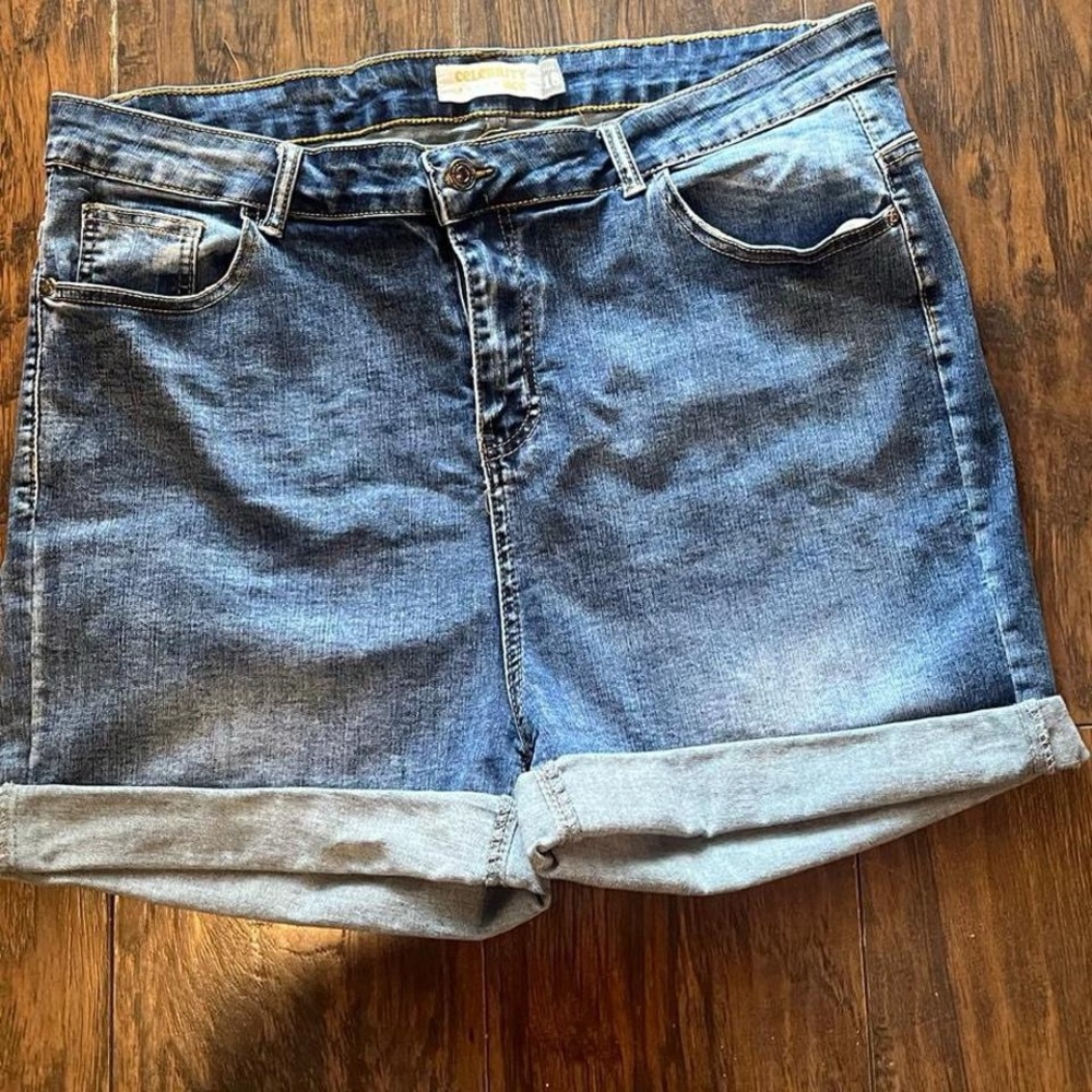 Rolled Hem Mid-Rise Denim Shorts - Light Blue Wash